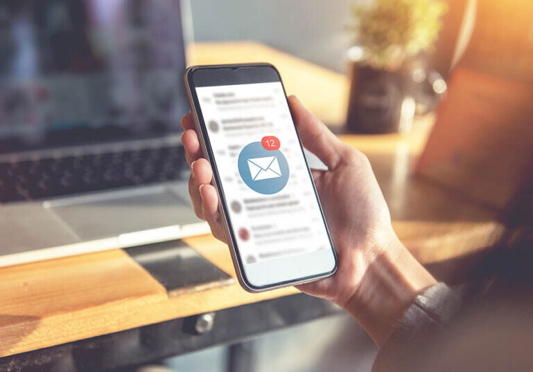 Female recieve inbox view the pending e-mail communication, New