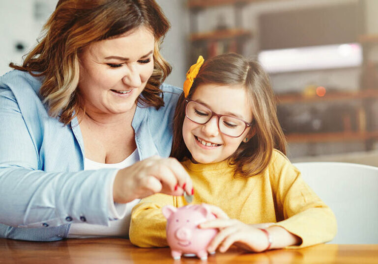 Mother teaches her young daughter about money